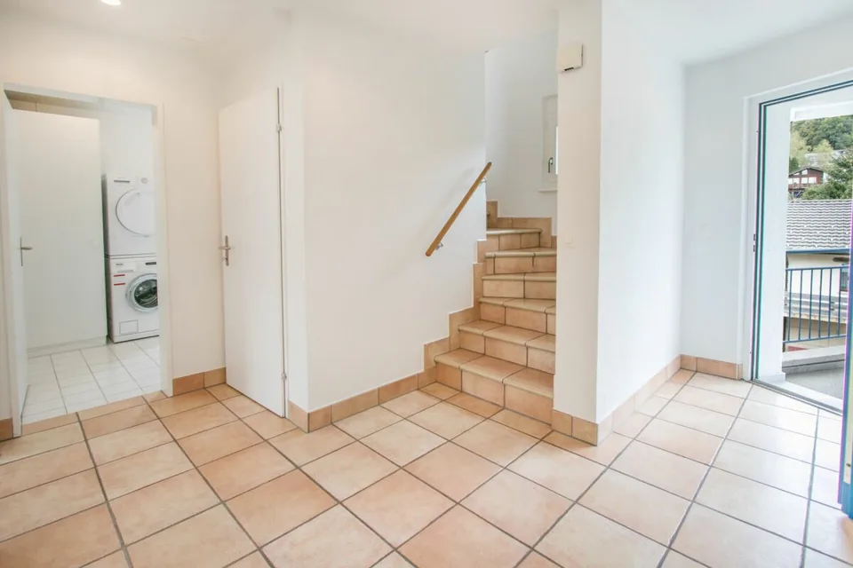 5.5-Zimmer-Dachmaisonettewohnung mit zwei Balkonen und einer Garagenbox – Foto 3 von 17