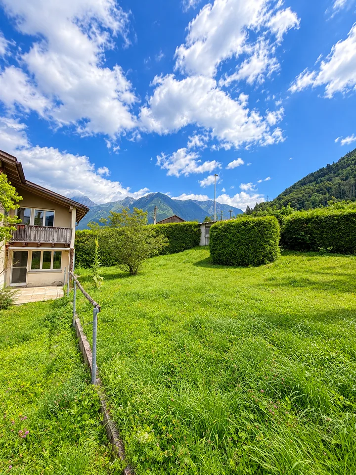 Charmant maison de famille de 4,5 pièces avec jardin spacieux et vue magnifique sur les montagnes – photo 3 sur 16