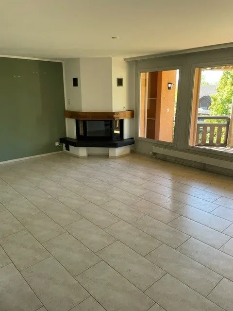 Attraktive 4 1/2-Zimmer-Wohnung mit Balkon, Bastelraum, Keller und 2 Garagenplätze (hintereinander) – Foto 2 von 6