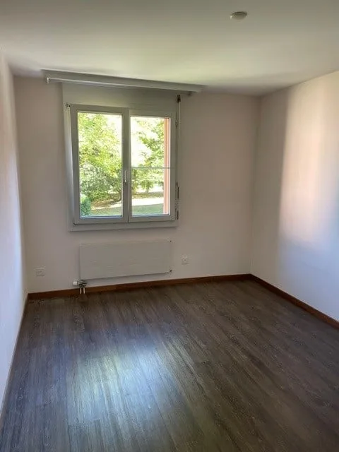 Attraktive 4 1/2-Zimmer-Wohnung mit Balkon, Bastelraum, Keller und 2 Garagenplätze (hintereinander) – Foto 3 von 6