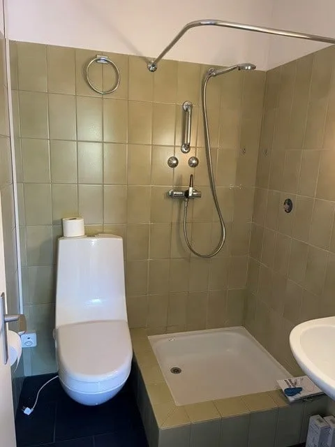 Attraktive 4 1/2-Zimmer-Wohnung mit Balkon, Bastelraum, Keller und 2 Garagenplätze (hintereinander) – Foto 5 von 6