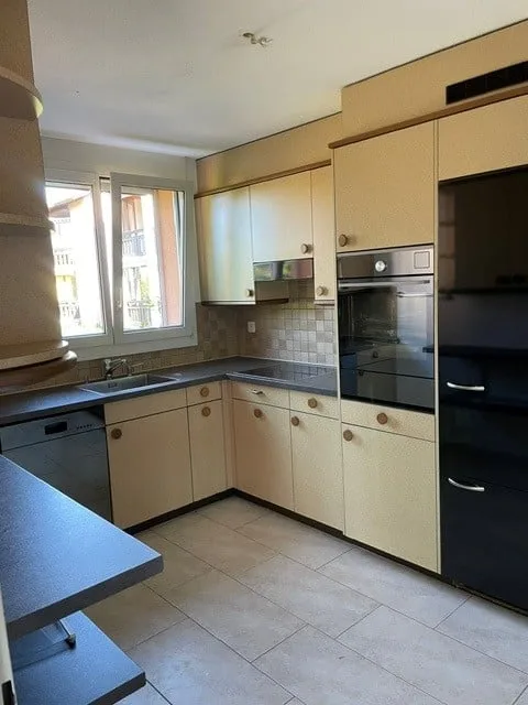 Attraktive 4 1/2-Zimmer-Wohnung mit Balkon, Bastelraum, Keller und 2 Garagenplätze (hintereinander) – Foto 4 von 6