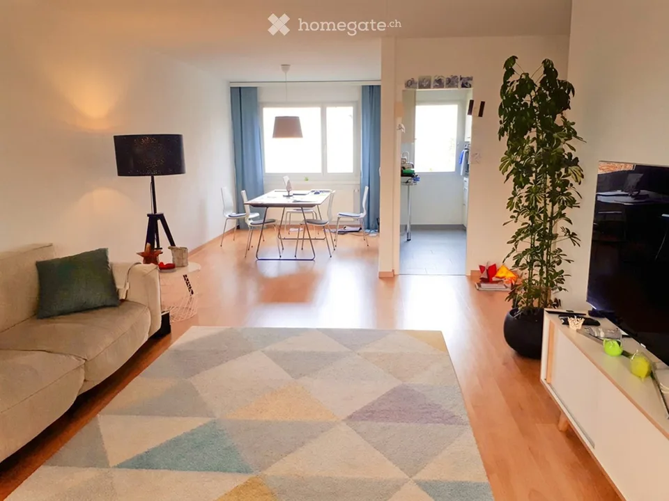 Helle 5-Zi-Wohnung angrenzend an Landwirtschaftszone mit verglastem Balkon in Mönchaltorf – Foto 2 von 18