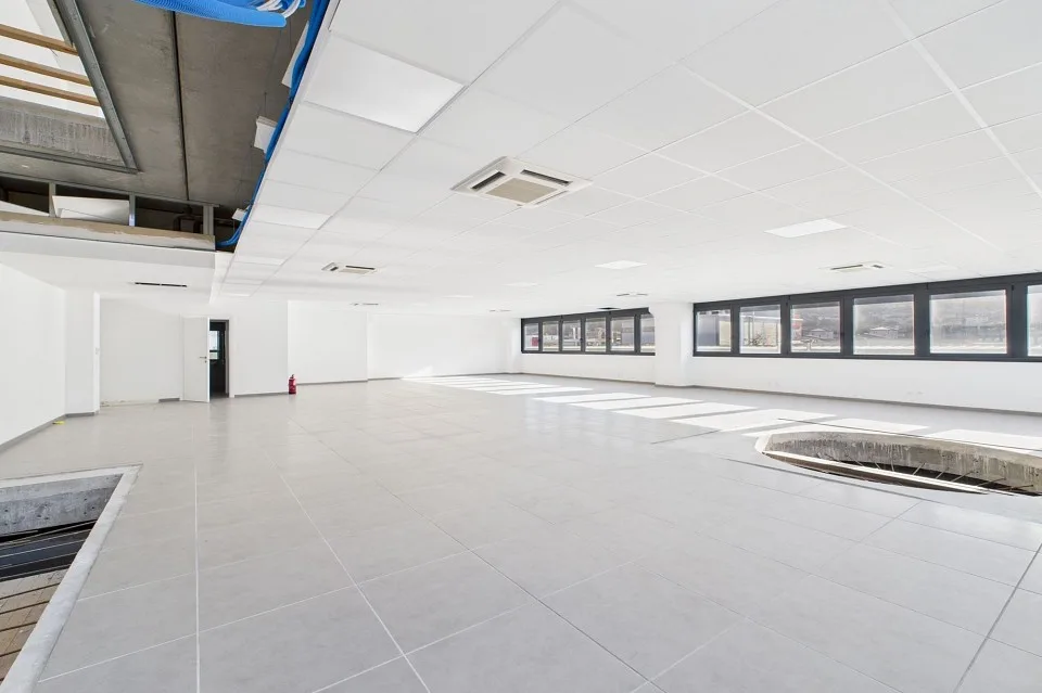 Elegante immobile commerciale con spazio per uffici – foto 2 di 2