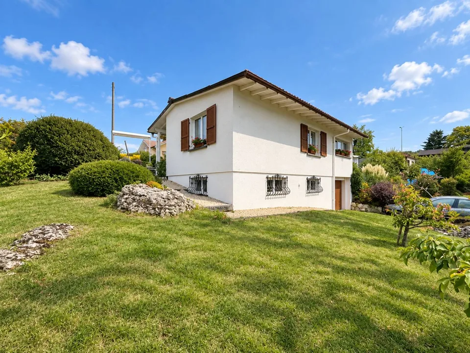 Einzelvilla mit schönem Garten in La Sarraz – Foto 4 von 13