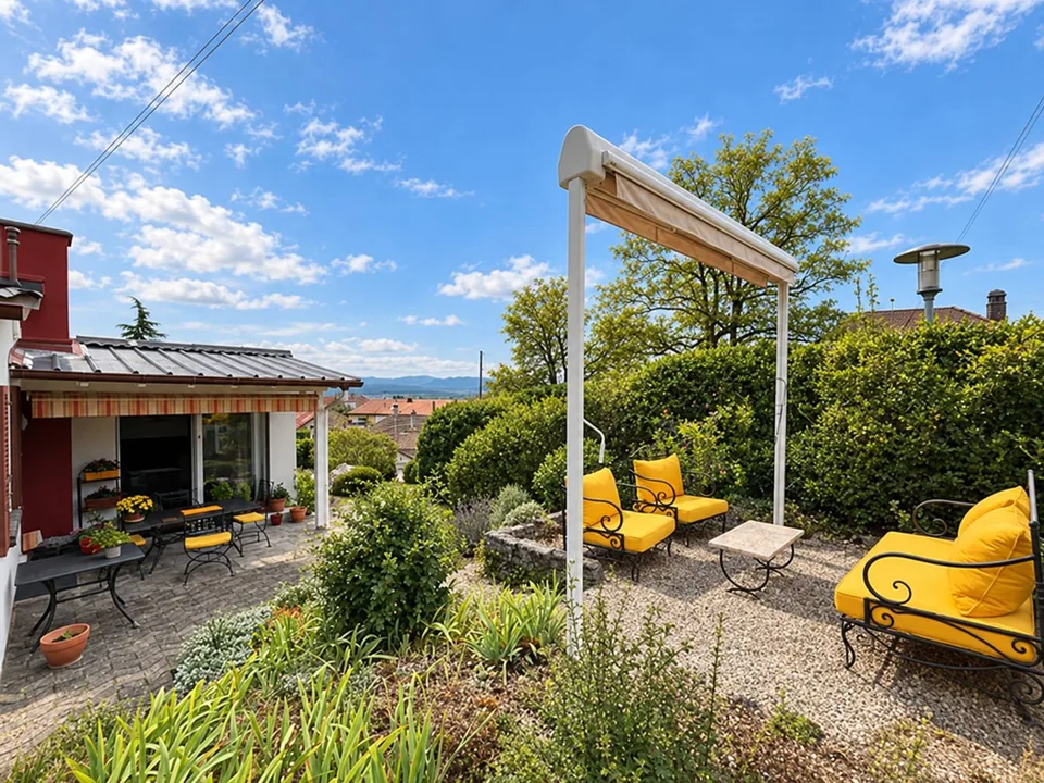 Einzelvilla mit schönem Garten in La Sarraz – Foto 2 von 13