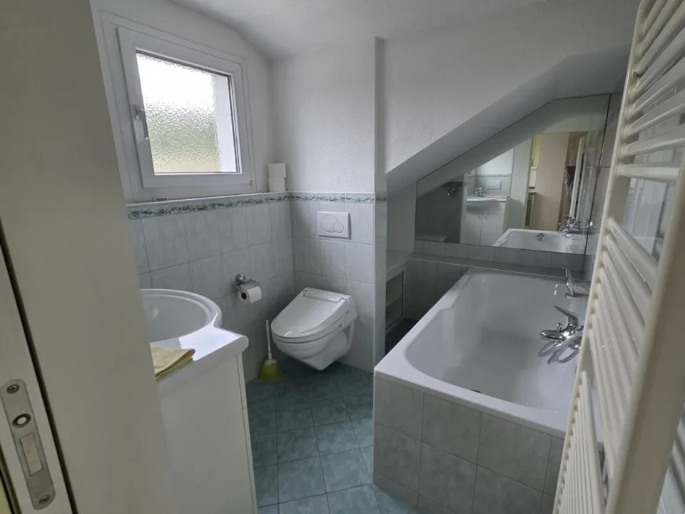Zu vermieten an der Haupstrasse 4 in 8363 Bichelsee, sonnige 4 Zi.-Wohnung in einem 3 Fam.-Haus. – Foto 6 von 10