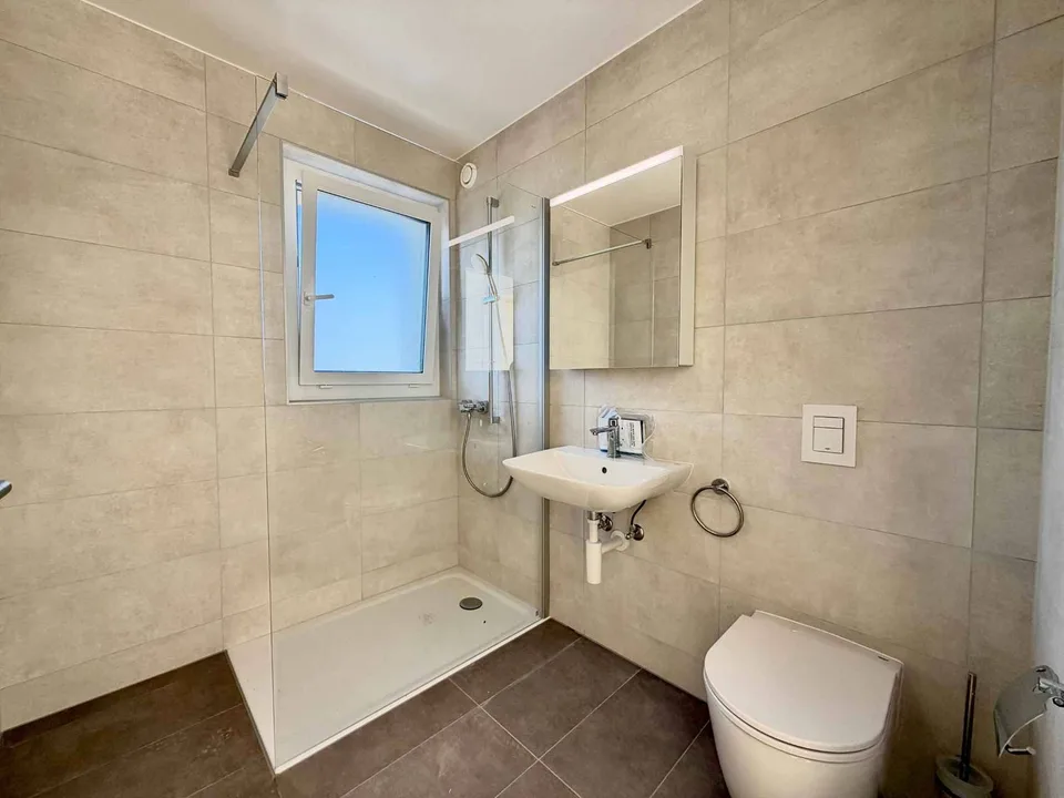 Beautiful new 3.5-room apartment with balcony – photo 9 of 10