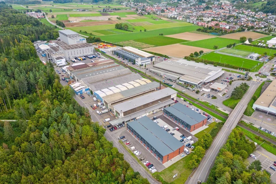 Grande halle industrielle à Würenlingen – photo 2 sur 2