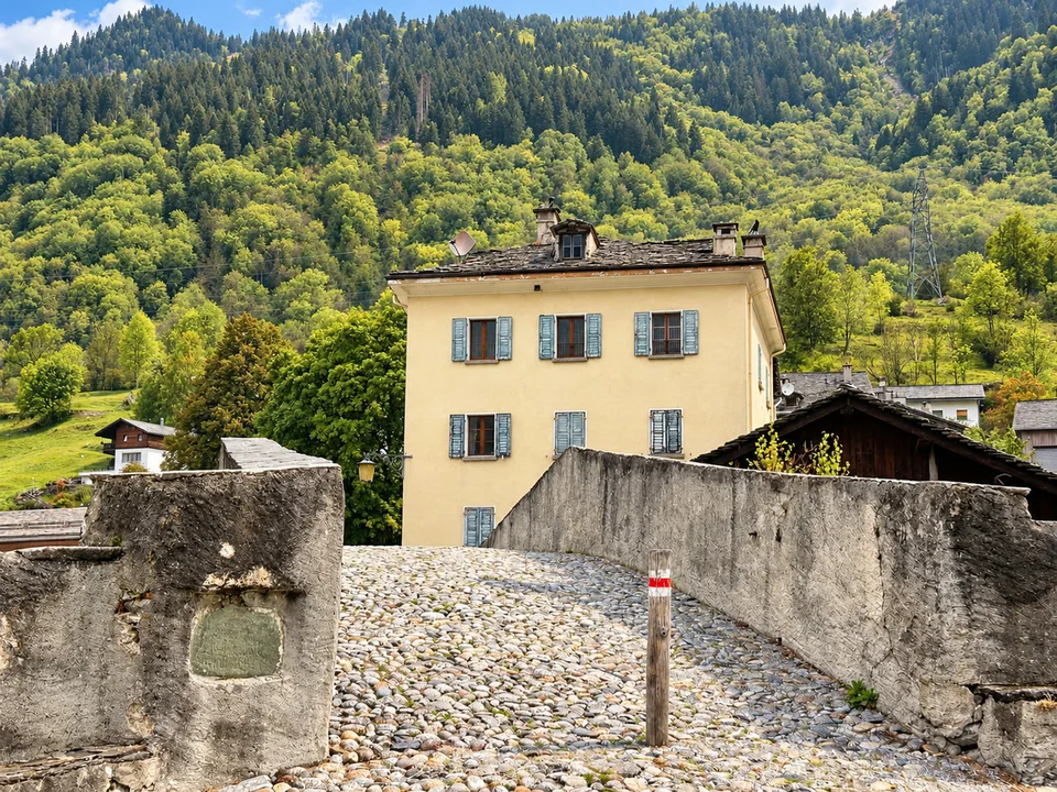 Historisches Wohnhaus mit drei Wohnungen – Foto 2 von 12