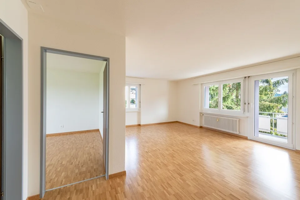 Helle 4.5 Zi-Wohnung mit Balkon und Parkettböden an ruhiger Lage – Foto 3 von 12
