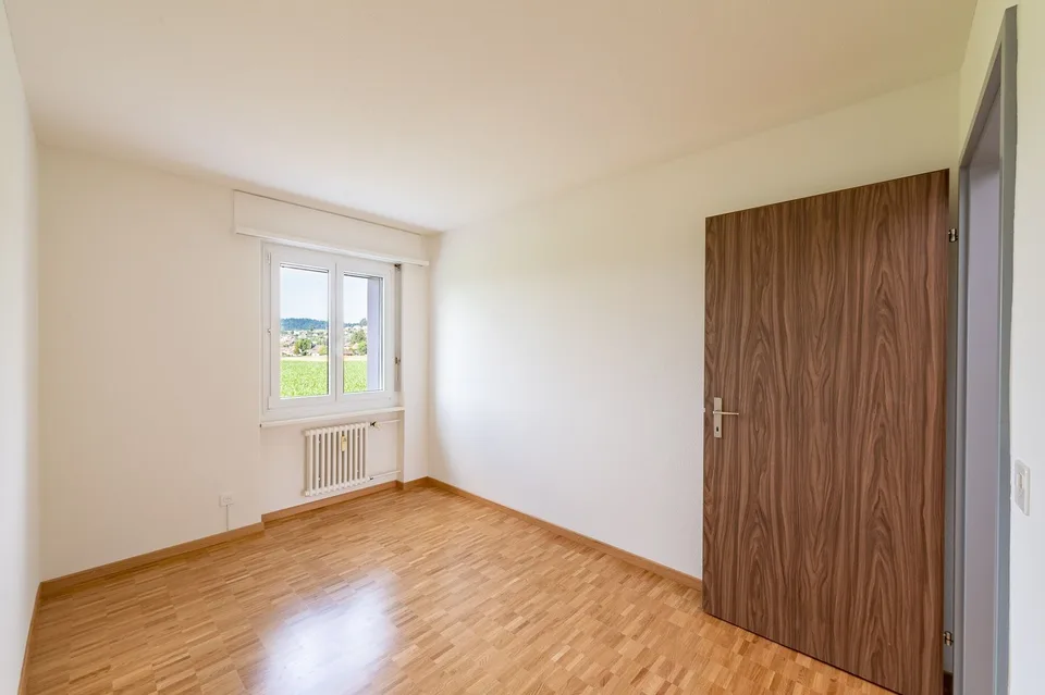 Helle 4.5 Zi-Wohnung mit Balkon und Parkettböden an ruhiger Lage – Foto 8 von 12
