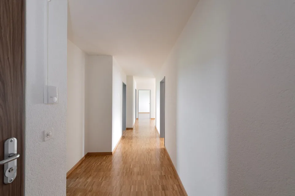 Helle 4.5 Zi-Wohnung mit Balkon und Parkettböden an ruhiger Lage – Foto 4 von 12