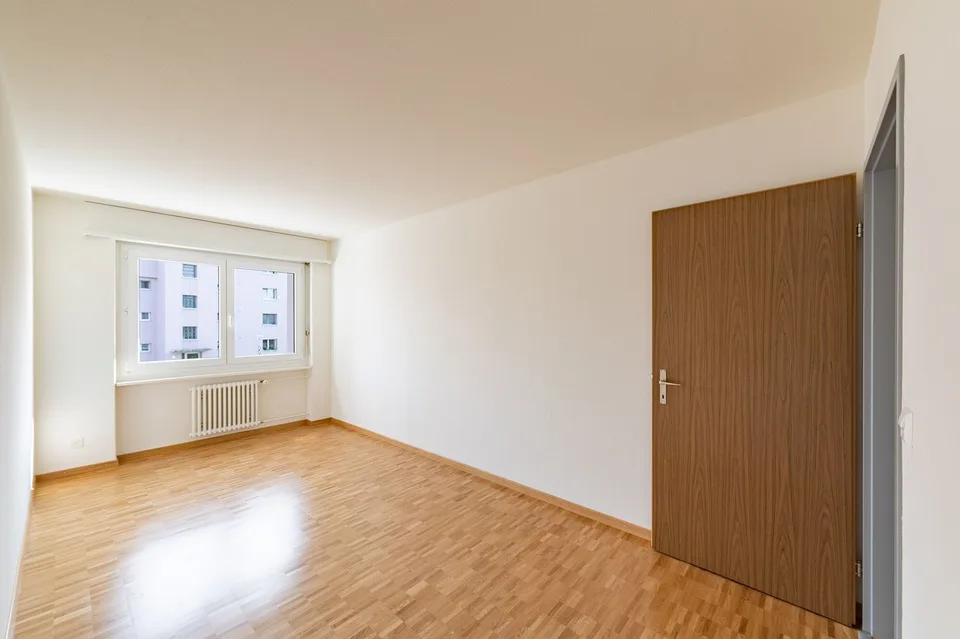 Helle 4.5 Zi-Wohnung mit Balkon und Parkettböden an ruhiger Lage – Foto 9 von 12