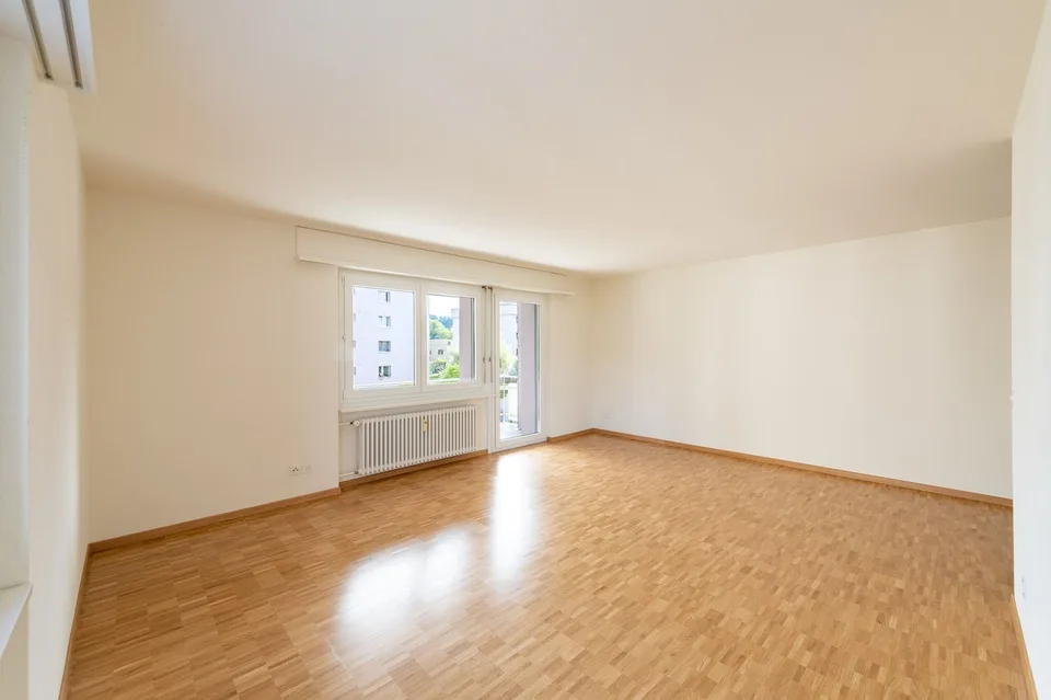 Helle 4.5 Zi-Wohnung mit Balkon und Parkettböden an ruhiger Lage – Foto 2 von 12