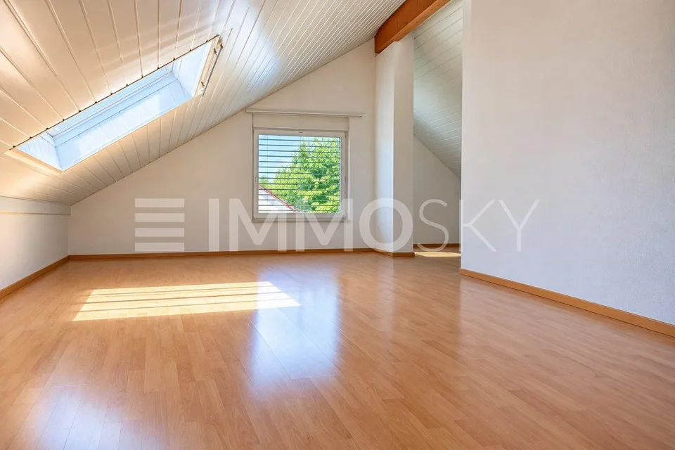 Grosszügige Dachwohnung mit schöner Aussicht – Foto 3 von 7