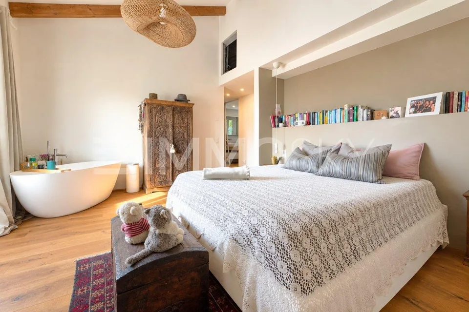 Eine exklusive Residenz, in der Raum, Privatsphäre und Natur aufeinandertreffen – Foto 3 von 7
