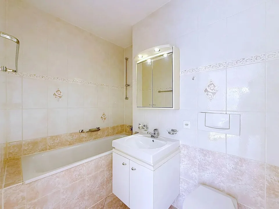 GERÄUMIGES 7-ZIMMER-WOHNUNG NAHE INTERNATIONALEN ORGANISATIONEN – Foto 6 von 9