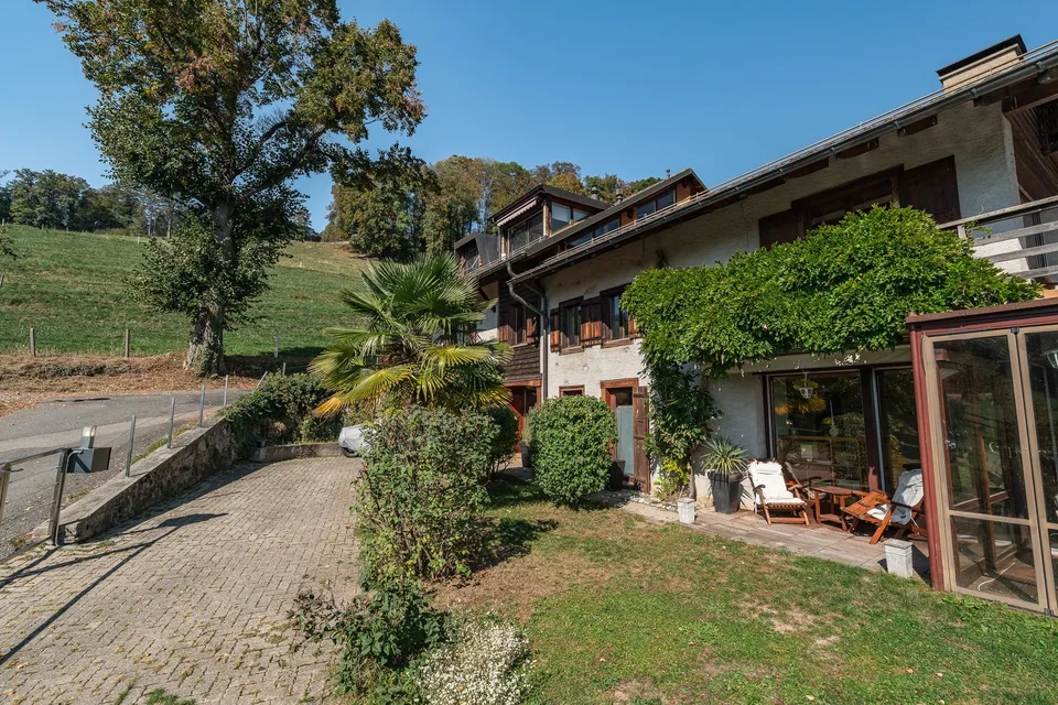 Duplex de caractère dans une ferme du XIXe siècle, face au Léman et aux Alpes – photo 2 sur 14