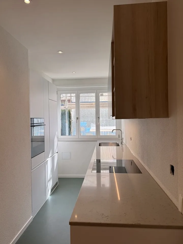 Comprehensively renovated 2.5-room apartment with modern construction standard – photo 4 of 11