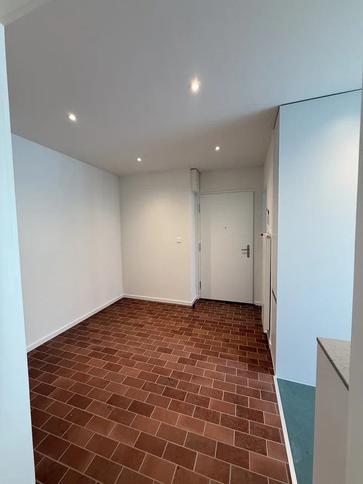 Comprehensively renovated 2.5-room apartment with modern construction standard – photo 8 of 11