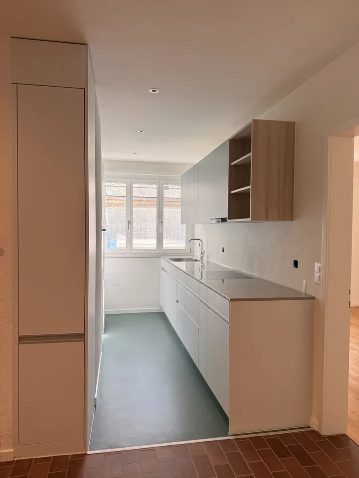 Comprehensively renovated 2.5-room apartment with modern construction standard – photo 2 of 11