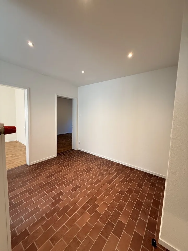 Comprehensively renovated 2.5-room apartment with modern construction standard – photo 7 of 11