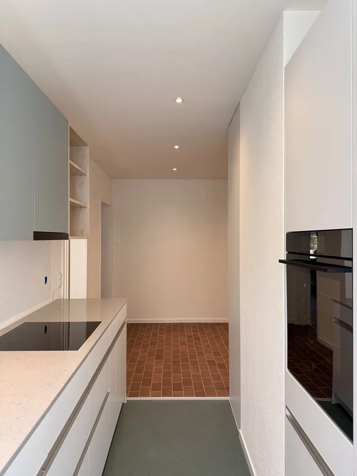 Comprehensively renovated 2.5-room apartment with modern construction standard – photo 3 of 11