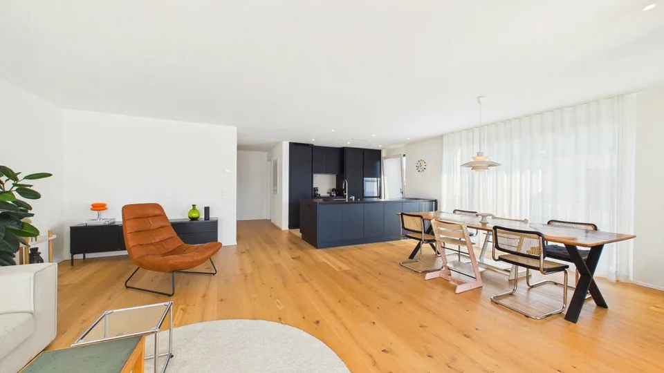 Habitation moderne avec vue sur la verdure et les montagnes – photo 4 sur 10