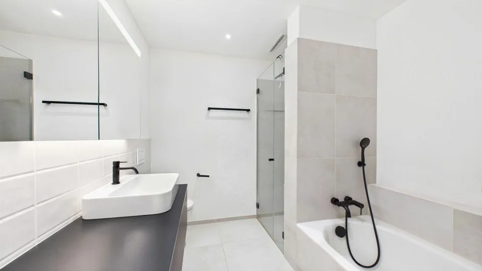 Habitation moderne avec vue sur la verdure et les montagnes – photo 8 sur 10