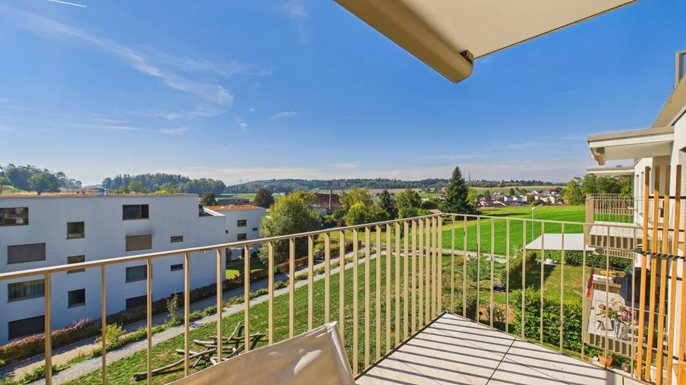 Habitation moderne avec vue sur la verdure et les montagnes – photo 10 sur 10