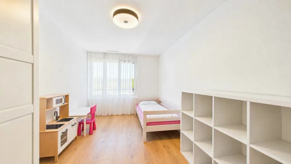 Habitation moderne avec vue sur la verdure et les montagnes – photo 7 sur 10