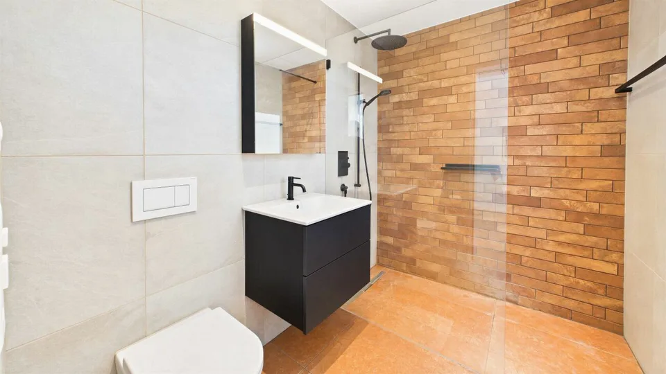 Habitation moderne avec vue sur la verdure et les montagnes – photo 9 sur 10