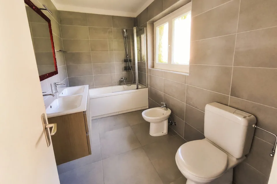 Appartement 5,5 pièces rénové avec jardin privé et trois balcons – photo 8 sur 13