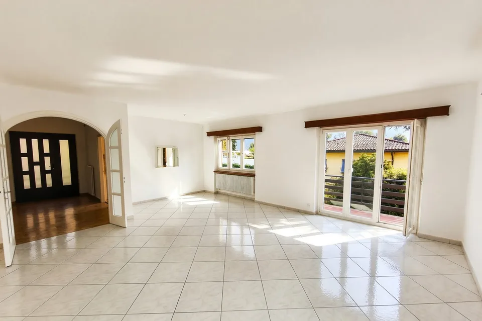 Appartement 5,5 pièces rénové avec jardin privé et trois balcons – photo 2 sur 13