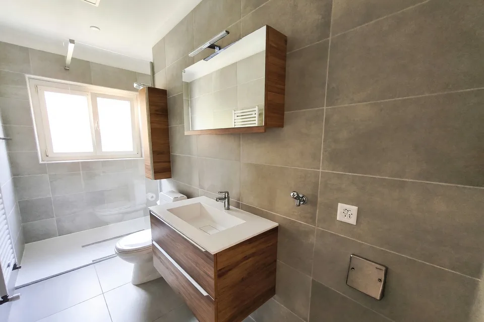 Appartement 5,5 pièces rénové avec jardin privé et trois balcons – photo 9 sur 13