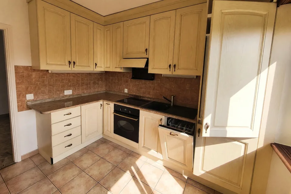 Appartement 5,5 pièces rénové avec jardin privé et trois balcons – photo 4 sur 13