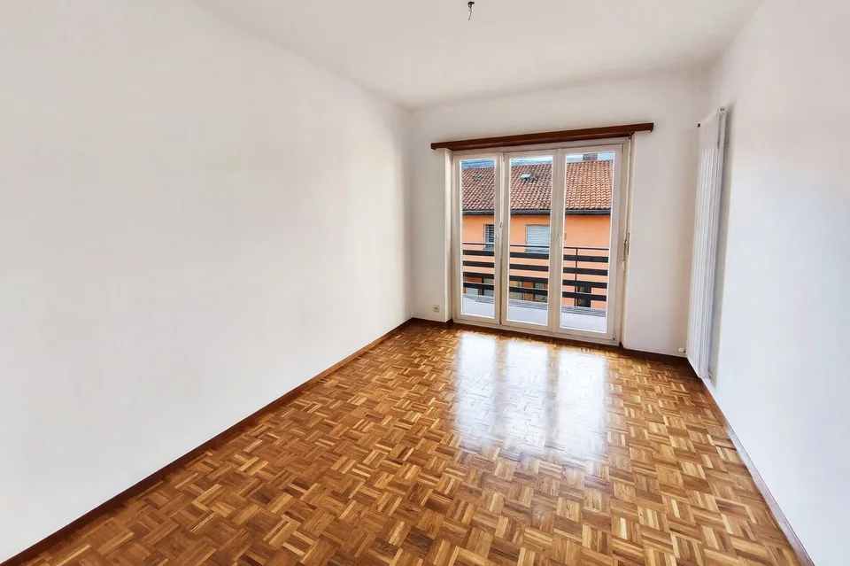 Appartement 5,5 pièces rénové avec jardin privé et trois balcons – photo 7 sur 13