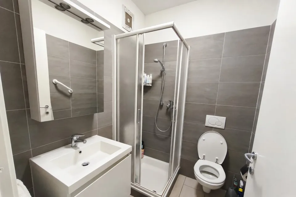 Ampio appartamento 2,5 locali arredato con balconcino – foto 8 di 9
