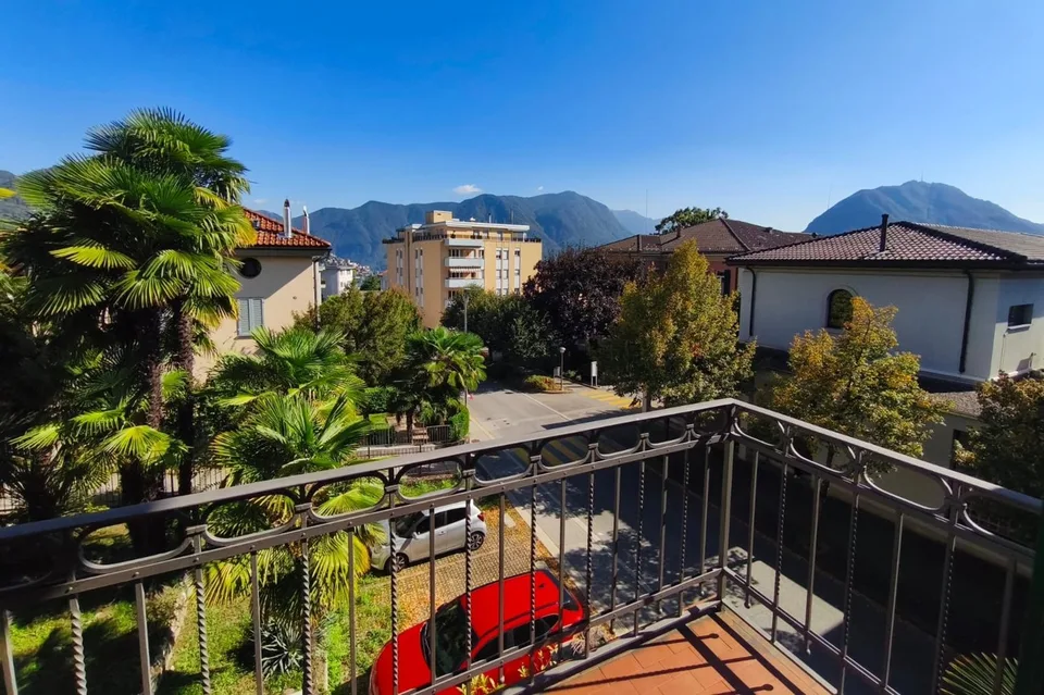 Appartement 4,5 pièces rénové avec deux balcons et cuisine habitable – photo 4 sur 15