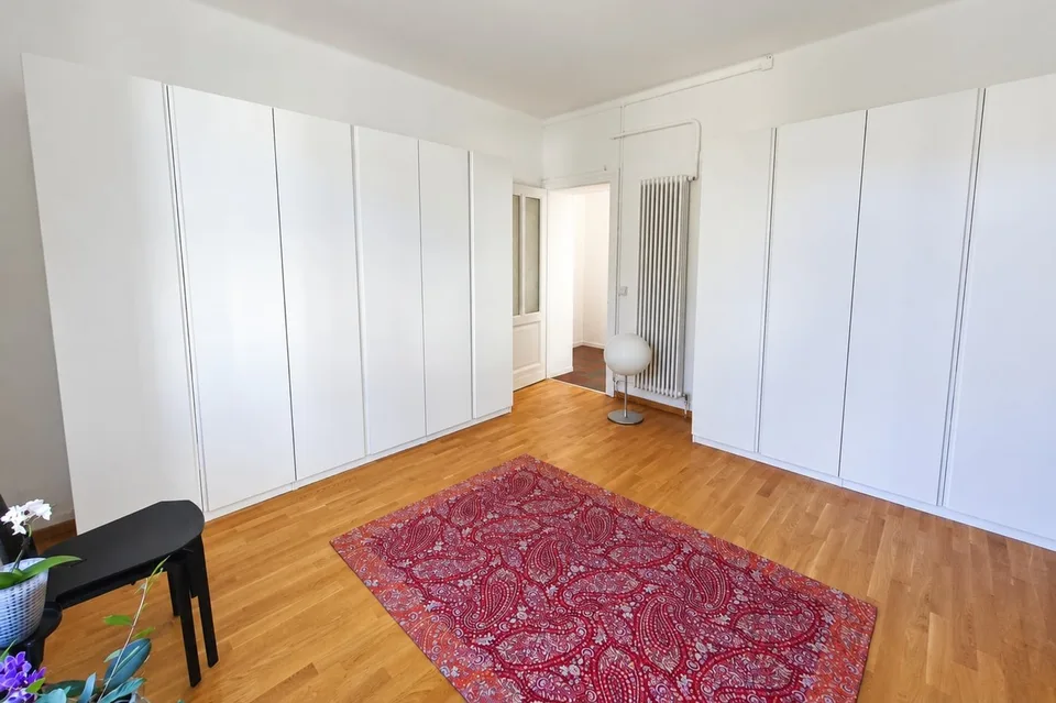 Appartement 4,5 pièces rénové avec deux balcons et cuisine habitable – photo 10 sur 15