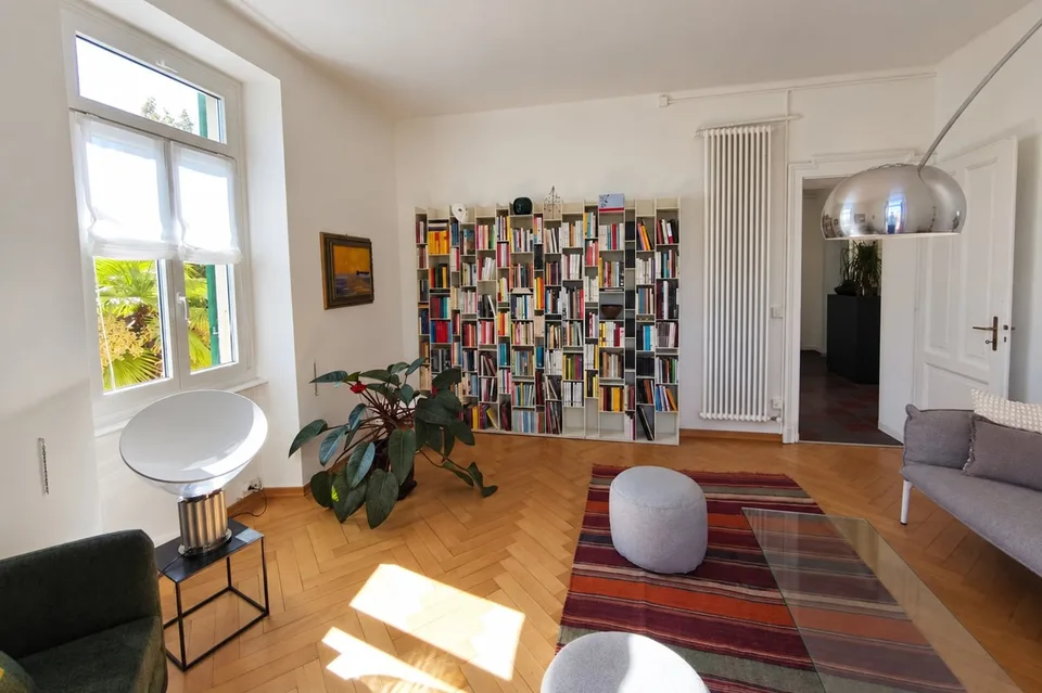 Appartement 4,5 pièces rénové avec deux balcons et cuisine habitable – photo 3 sur 15