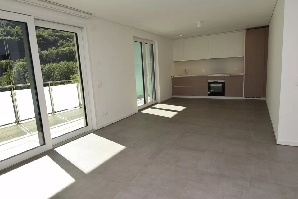 Moderne Wohnung (Baujahr 2017) im Herzen der Vallemaggia mit hochwertigen Ausstattungen und Bergblick – Foto 2 von 10