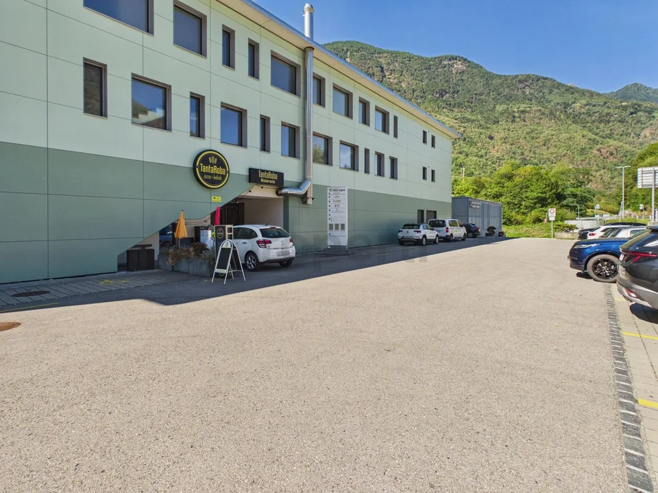 Exclusive Opportunity in the Heart of Maggia: Spacious Terrace, State-of-the-Art Kitchen & Studio Apartment Included! – photo 7 of 11