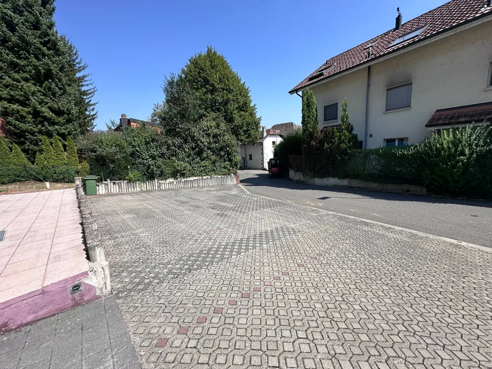 Parcheggio esterno con stazione di ricarica E opzionale in affitto a Lengnau BE – foto 2 di 2