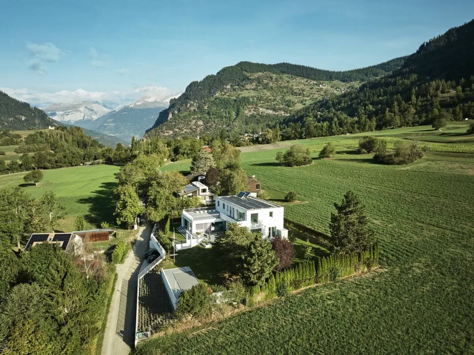 Private luxury with a far-reaching view – photo 3 of 11