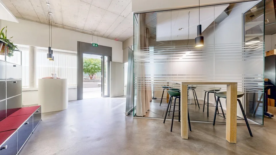 Moderne, lichtdurchflutete Bürofläche an zentraler Lage in Kloten, bezugsbereit und flexibel – Foto 9 von 11