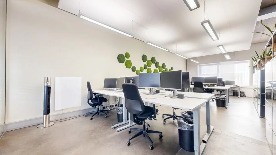 Moderne, lichtdurchflutete Bürofläche an zentraler Lage in Kloten, bezugsbereit und flexibel – Foto 4 von 11