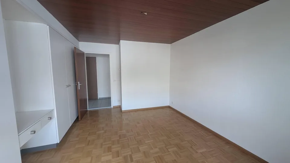 Charmante Dachwohnung mit Cheminée und verglastem Balkon – Foto 4 von 7