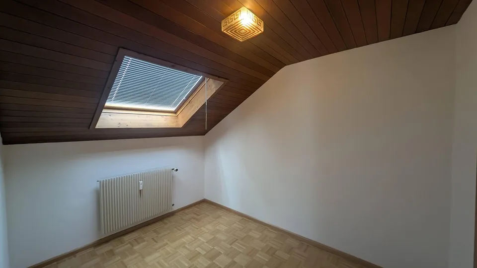 Charmante Dachwohnung mit Cheminée und verglastem Balkon – Foto 3 von 7